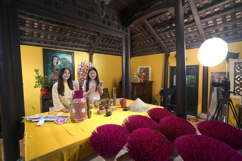 Nhiều bạn trẻ lựa chọn mặc áo dài trong các sự kiện quan trọng, thể hiện sự lịch sự, trang nhã. Ảnh: Đ.N