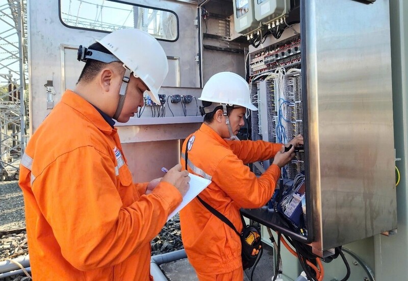 Ứng trực 24/24 giờ xử lý các sự cố điện phát sinh và sửa chữa điện phục vụ nhân dân đón Tết. Ảnh: EVNSPC.