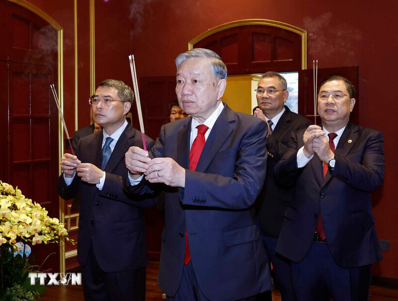 Tổng Bí thư Tô Lâm dâng hương tưởng nhớ, tri ân các bậc tiên đế có công với đất nước tại Khu Di tích Hoàng Thành Thăng Long - Hà Nội. Ảnh: TTXVN