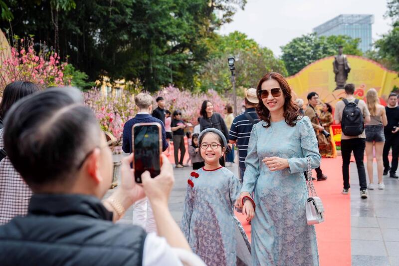 Người dân check-in tại không gian hoa xuân Lý Thái Tổ.
