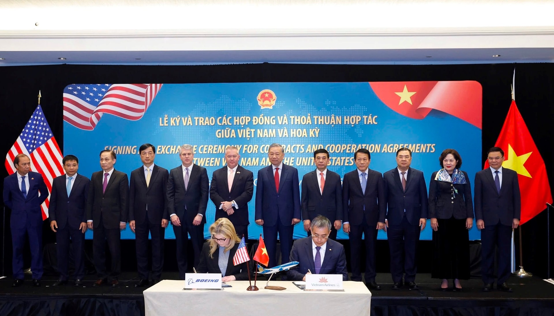 Tổng Bí thư Tô Lâm chứng kiến Vietnam Airlines ký mua 50 máy bay Boeing trị giá 8,1 tỷ đô- Ảnh 2. Tổng Bí thư Tô Lâm chứng kiến Vietnam Airlines ký mua 50 máy bay Boeing trị giá 8,1 tỷ đô- Ảnh 2.