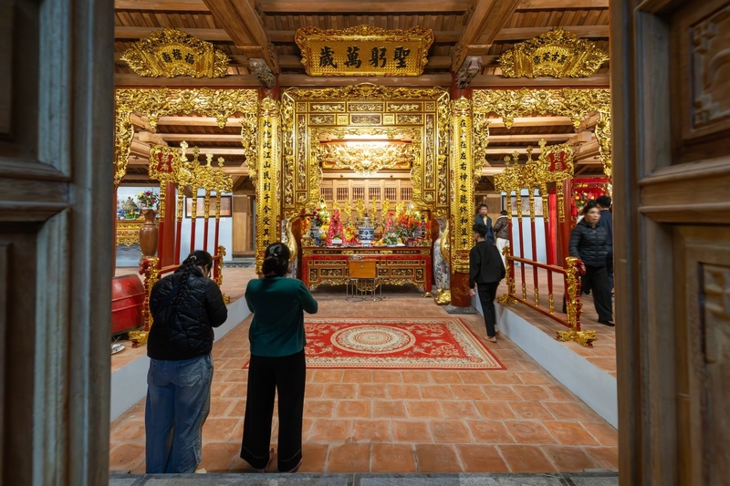 Sau khi đi chợ Âm Dương, người dân thường sẽ tới Đình làng Ó cầu bình an cho gia đình.