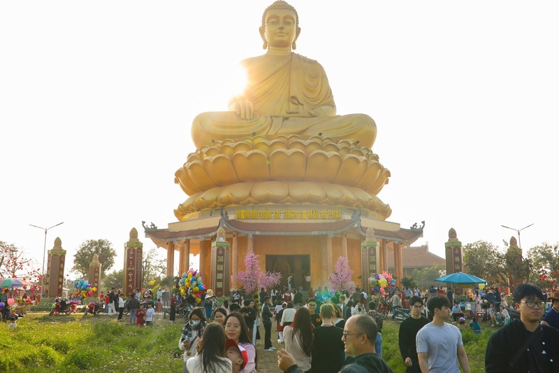 Tại các đền, chùa trên địa bàn tỉnh, đông đảo người dân đã đến dâng hương, ngắm cảnh, cầu mong một năm may mắn, an lành.