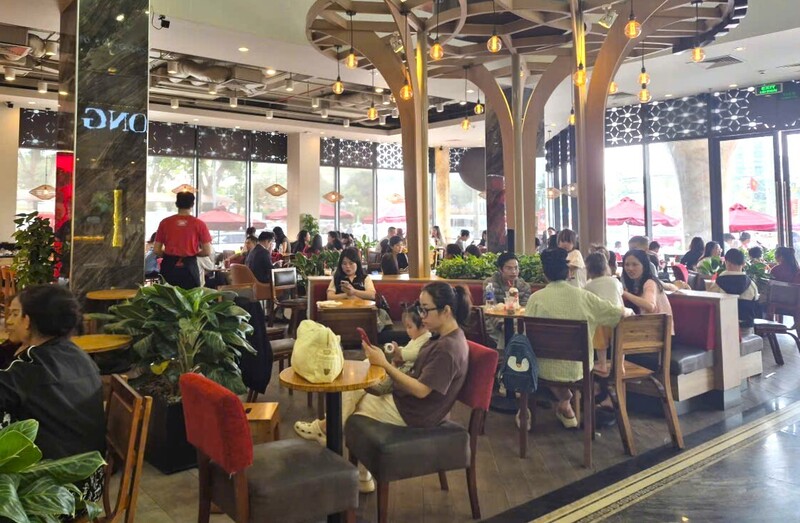 Các quán cà phê kín bàn ngày Tết