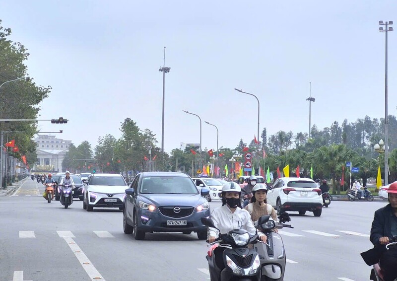 Trên các tuyến đường, dòng người đi lại nhộn nhịp