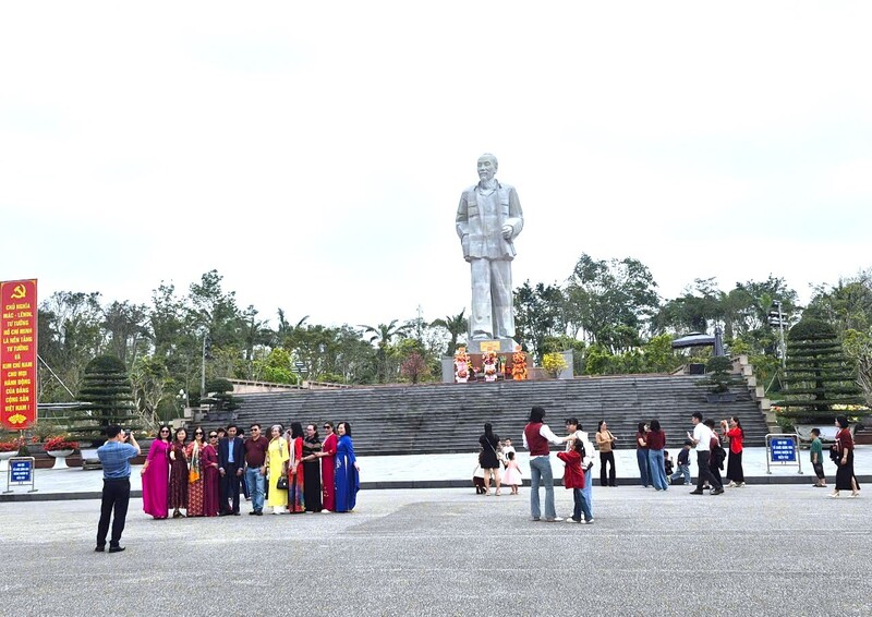 Quảng trường Hồ Chí Minh thu hút đông đảo người dân đến tham quan, chụp ảnh, lưu lại khoảnh khắc tươi đẹp ngày đầu năm mới