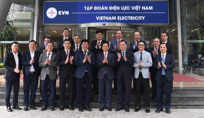 Phó Thủ tướng Chính phủ Bùi Thanh Sơn thăm, làm việc tại Tập đoàn EVN. Ảnh: VGP/Hải Minh