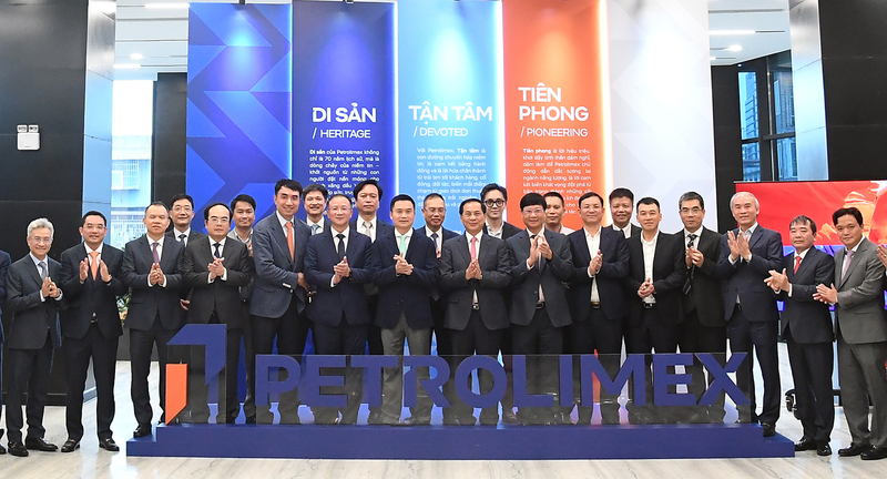 Phó Thủ tướng Chính phủ Bùi Thanh Sơn thăm, làm việc tại Tập đoàn Petrolimex. Ảnh: VGP/Hải Minh