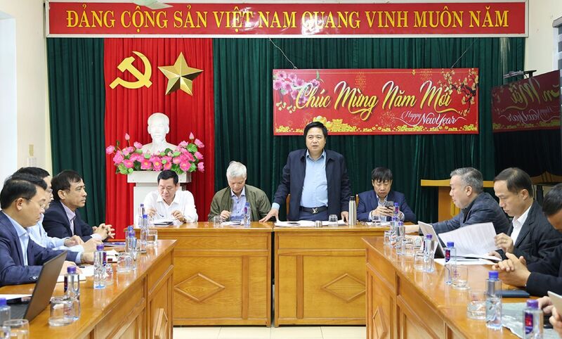 Tổng giám đốc EVNNPT Trương Hữu Thành chủ trì cuộc họp với các đơn vị liên quan và yêu cầu các nhà thầu cần quyết tâm cao, nỗ lực lớn để đưa dự án về đích