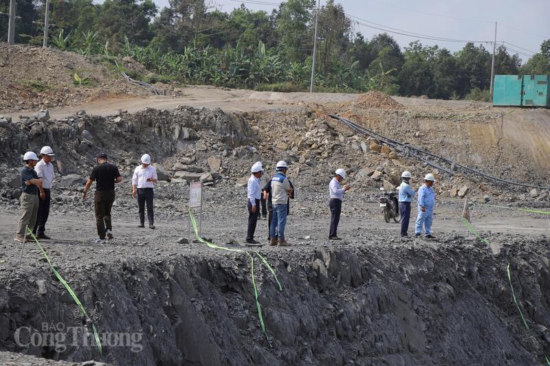 Công trường Dự án Nhà máy Thủy điện Trị An mở rộng đang được huy động nhiều nhân lực, thiết bị để bảo đảm tiến độ thi công các hạng mục trọng điểm. Ảnh: Thanh Tuấn