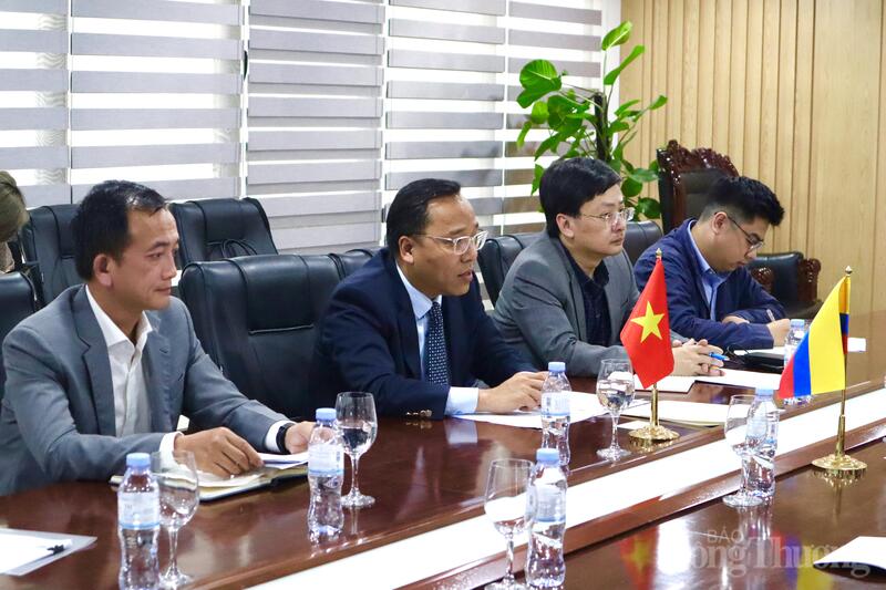 Thứ trưởng Nguyễn Hoàng Long và đại diện các đơn vị thuộc Bộ Công Thương.