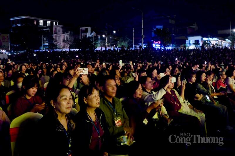 Lễ hội Hoa Ban Điện Biên năm 2026 thu hút đông đảo người dân và du khách.