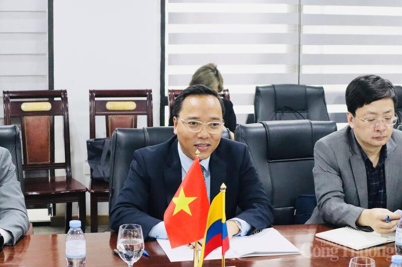 Thứ trưởng Nguyễn Hoàng Long tại buổi làm việc.