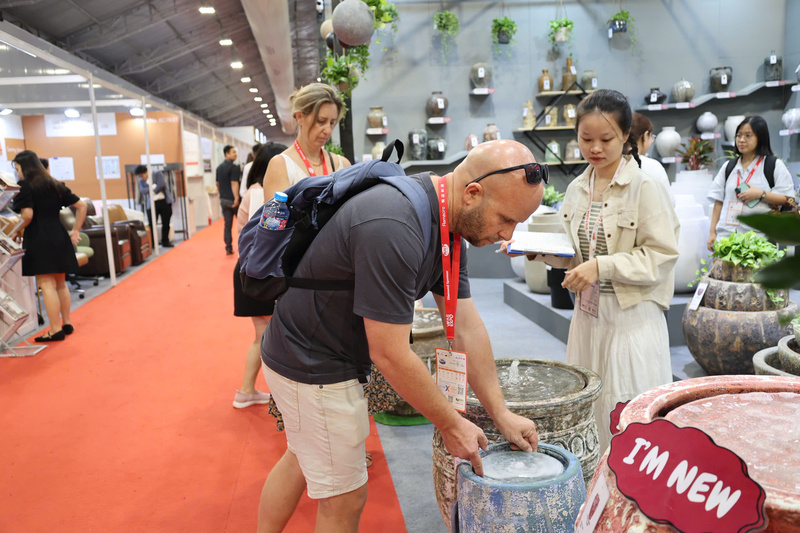 Khách tham quan và các đối tác quốc tế tìm hiểu các dòng sản phẩm mỹ nghệ tại không gian trưng bày của VIFA EXPO. Ảnh: Minh Anh