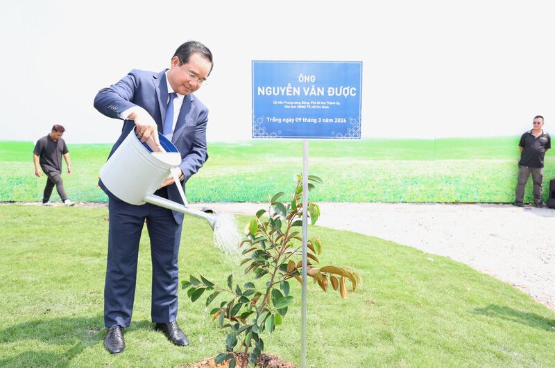 Chủ tịch UBND TP. Hồ Chí Minh Nguyễn Văn Được trồng cây xanh lưu niệm trong khuôn viên dự án.