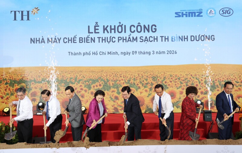 Các đại biểu thực hiện Nghi thức khởi công Nhà máy Chế biến thực phẩm sạch TH Bình Dương.