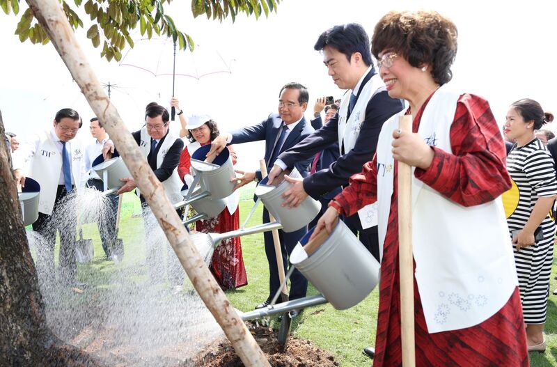 Các đại biểu trồng cây xanh trong khuôn viên dự án.