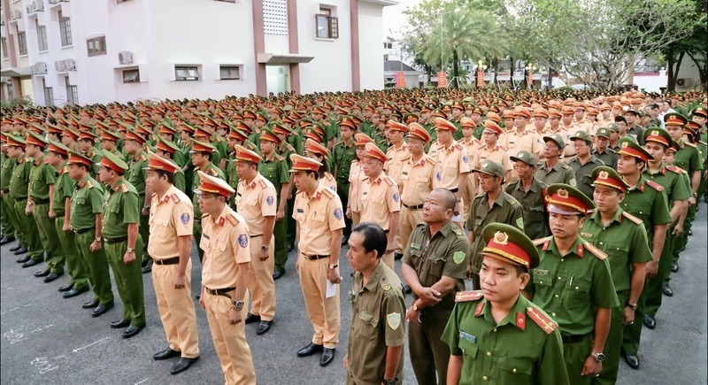 Không khí tại khu vực bỏ phiếu diễn ra trang nghiêm, phấn khởi. Ảnh: Phạm Trung
