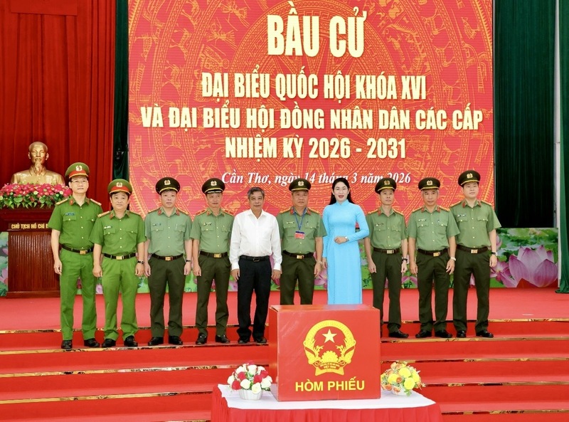 Việc tổ chức bầu cử sớm không chỉ giúp hoàn thành nghĩa vụ công dân, mà còn bảo đảm lực lượng sẵn sàng thực hiện nhiệm vụ. Ảnh: Phạm Trung.