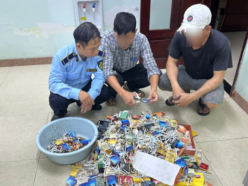 Tiêu hủy thuốc lá điếu nhập lậu. Ảnh: Bình An