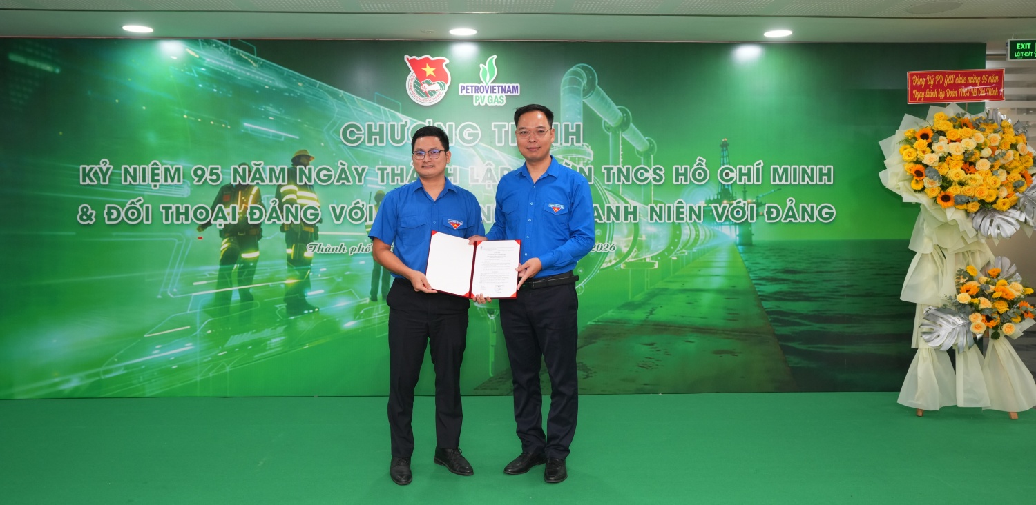 Bí thư Đoàn thanh niên PV GAS Lê Hoài bắc trao Quyết định thành lập Đoàn cơ sở Chi nhánh Logistics