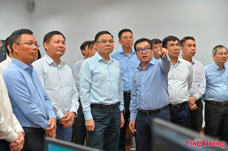 Quyền Bộ trưởng Lê Mạnh Hùng nghe báo về tình hình triển khai sản xuất của BSR trong thời gian qua và kế hoạch vận hành trong giai đoạn sắp tới. Ảnh: Nam Nguyễn