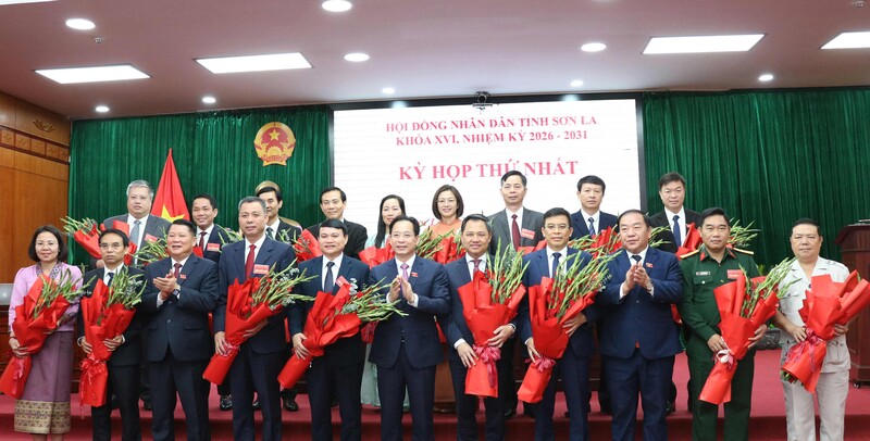 Thường trực Tỉnh ủy Sơn La tặng hoa chúc mừng Chủ tịch UBND tỉnh Sơn La, các Phó Chủ tịch và các Ủy viên UBND tỉnh Sơn La khóa XVI, nhiệm kỳ 2026 - 2031. Ảnh: Như Thủy