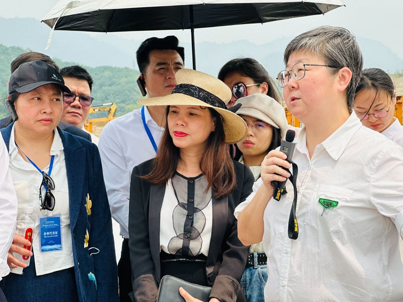 Đoàn giao dịch thương mại Việt Nam tại Vân Nam (Trung Quốc) do Cục Xúc tiến thương mại (Bộ Công Thương) chủ trì với sự tham gia của 30 doanh nghiệp và 8 tỉnh, thành lưu vực sông Hồng. Ảnh: Đỗ Nga