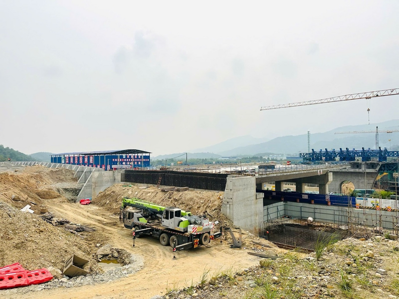 Công trình cầu đường bộ qua sông Hồng phía đầu cầu Trung Quốc, cập nhật chiều 28/3/2026 (theo giờ địa phương). Ảnh: Đỗ Nga