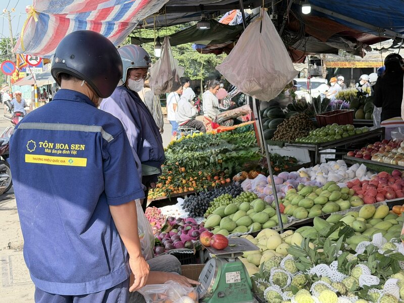 Các mặt hàng như dư hấu, xoài, quýt,... trái cây mọng nước luôn được người dân ưu tiên lựa chọn. Ảnh: Minh Anh