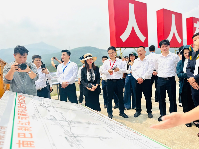 Đoàn công tác của Cục Xúc tiến thương mại (Bộ Công Thương) tìm hiểu tại công trình cầu đường bộ qua sông Hồng. Ảnh: Đỗ Nga