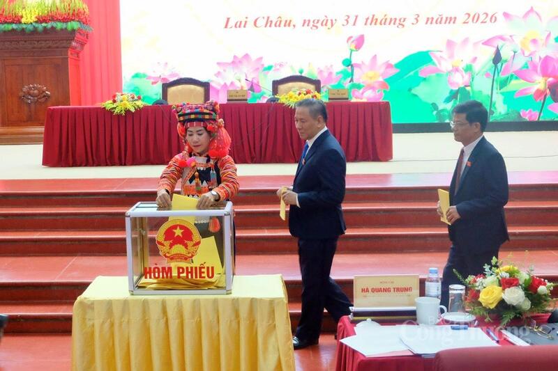 Ông Lê Minh Ngân, Bí thư Tỉnh ủy, được tín nhiệm bầu giữ chức Chủ tịch HĐND tỉnh Lai Châu khóa XVI với tỷ lệ 100% phiếu tán thành.