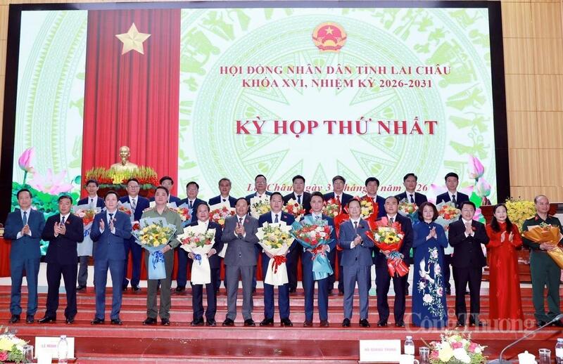 Bí thư Tỉnh ủy, Chủ tịch HĐND tỉnh Lai Châu tặng hoa chúc mừng Chủ tịch, các Phó Chủ tịch, Ủy viên UBND tỉnh khóa XVI, nhiệm kỳ 2026-2030.