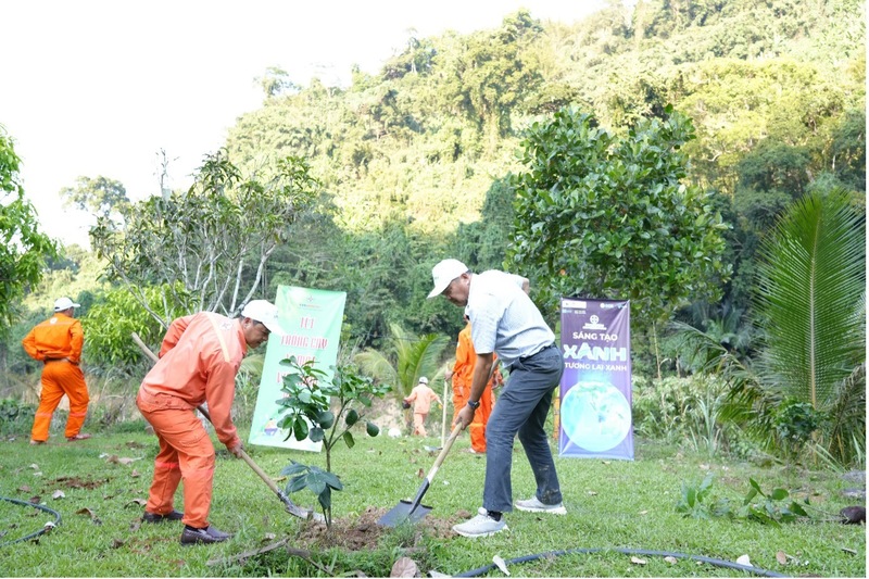 Ông Nguyễn Thành Trung, Bí thư Đảng ủy, Giám đốc Công ty (thứ ba từ trái sang) và ông Trần Hữu Truyền, Phó Chủ tịch Công đoàn Công ty (thứ hai từ trái sang) tham gia trồng cây tại khu vực Nhà máy Thủy điện Sông Bung 2. Ảnh: Văn Nhân