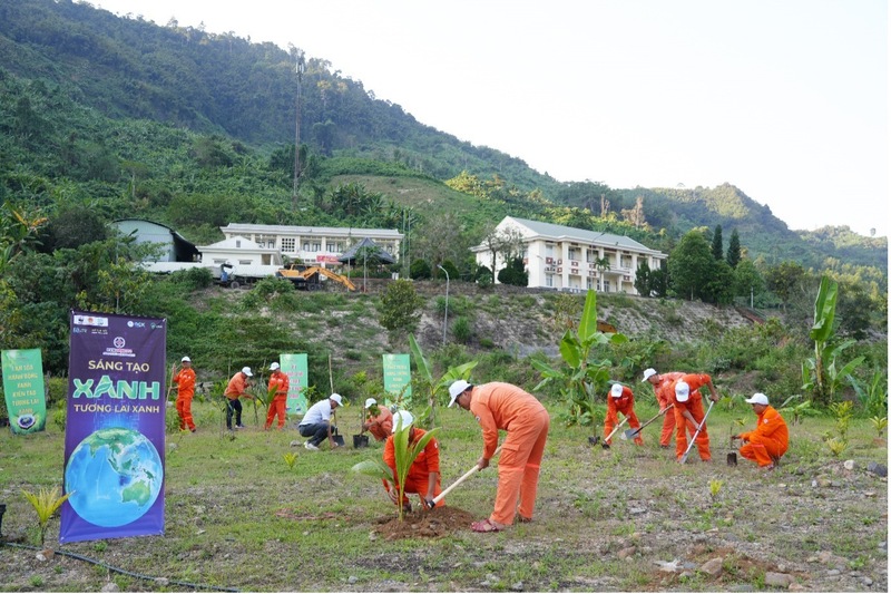 Lãnh đạo Công ty và cán bộ, công nhân viên các phòng, phân xưởng cùng tham gia trồng cây tại khu nhà nghỉ ca Nhà máy Thủy điện Sông Bung 2. Ảnh: Văn Nhân