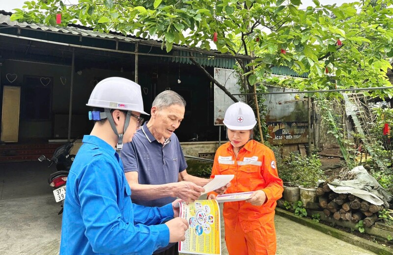 Tổ chức tuyên truyền cho người dân sử dụng điện tiết kiệm, hiệu quả. Ảnh: ĐVCC