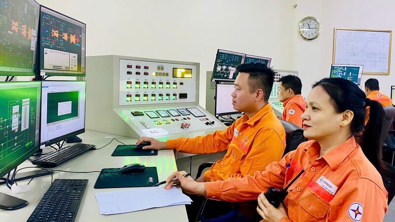Kỹ sư Lưu Đức Anh (thứ 2)  đang nghiên cứu thiết kế logic điều khiển tại phòng điều khiển trung tâm tổ máy 300MW. Ảnh: BV