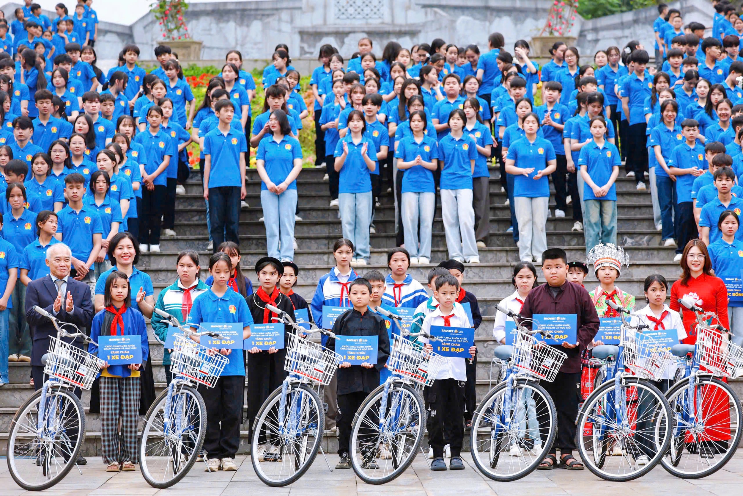 Bảo Việt Nhân thọ trao quà tặng