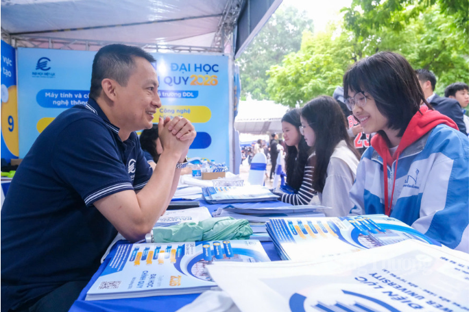 Cán bộ tư vấn tuyển sinh giải đáp thắc mắc cho học sinh.