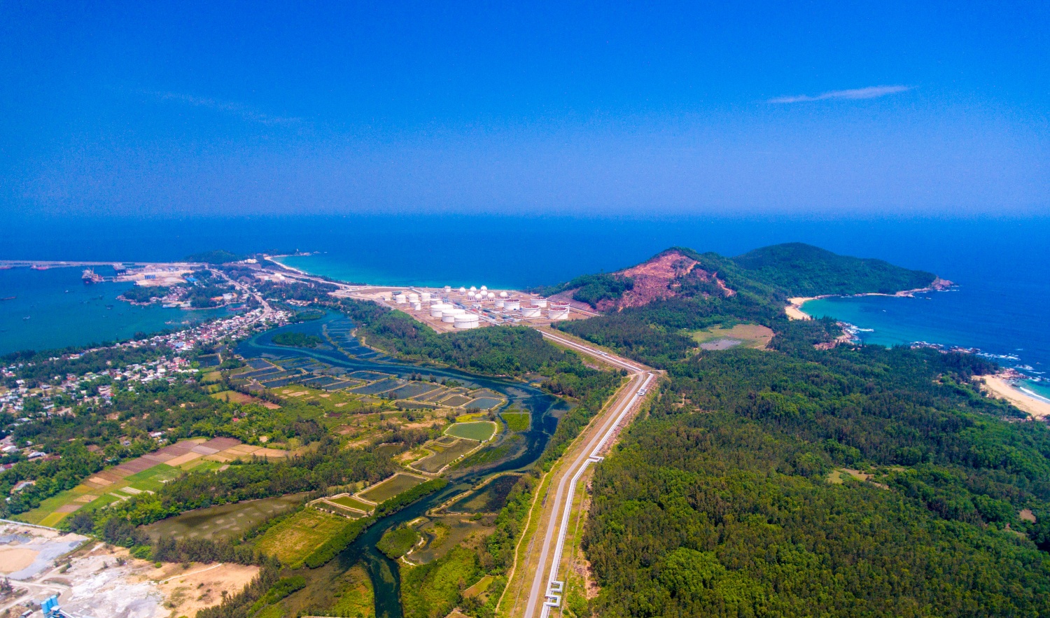 Trạm xuất sản phẩm đường bộ của NMLD Dung Quất sẽ được mở rộng từ 4 trạm lên 6 trạm để xuất bán các sản phẩm dầu DO và Jet - A1. Trạm xuất sản phẩm đường bộ của NMLD Dung Quất sẽ được mở rộng từ 4 trạm lên 6 trạm để xuất bán các sản phẩm dầu DO và Jet - A1.