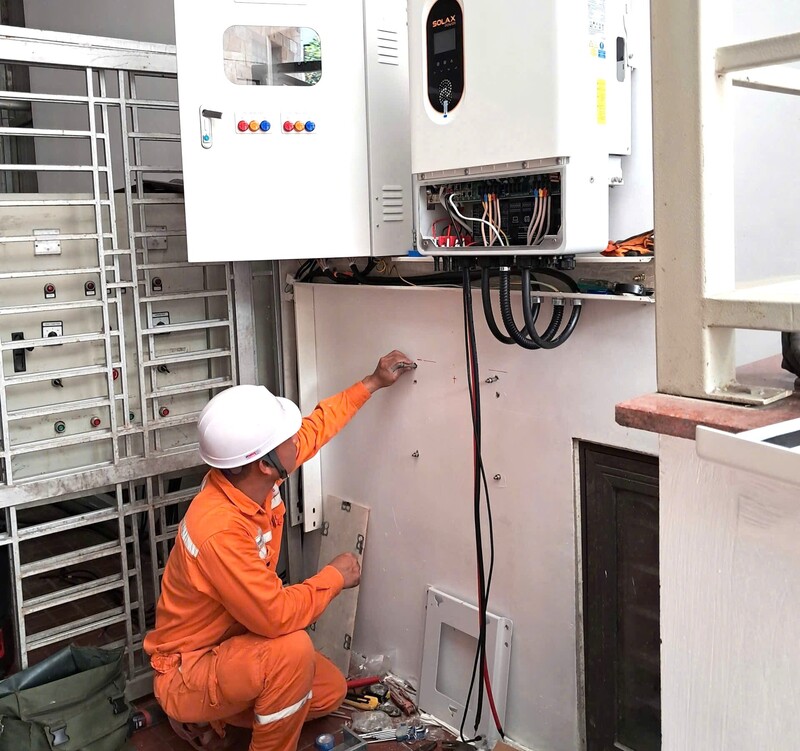 Công ty Điện lực Nghệ An lắp đặt hệ thống 25.2kWp- Inverter 20kW hybrid 3 pha áp thấp - pin lưu trữ 16kWh. Ảnh: Phan Thuỷ