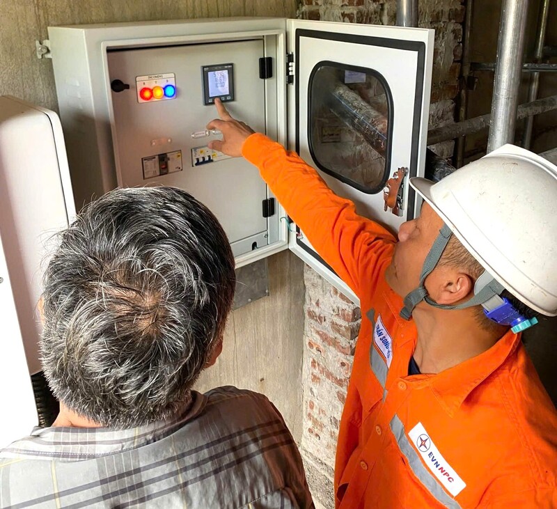Nhân viên Công ty Điện lực Nghệ An hướng dẫn cụ thể cho khách hàng sử dụng điện mặt trời mái nhà, chăm sóc khách hàng chu đáo. Ảnh: Phan Thuỷ