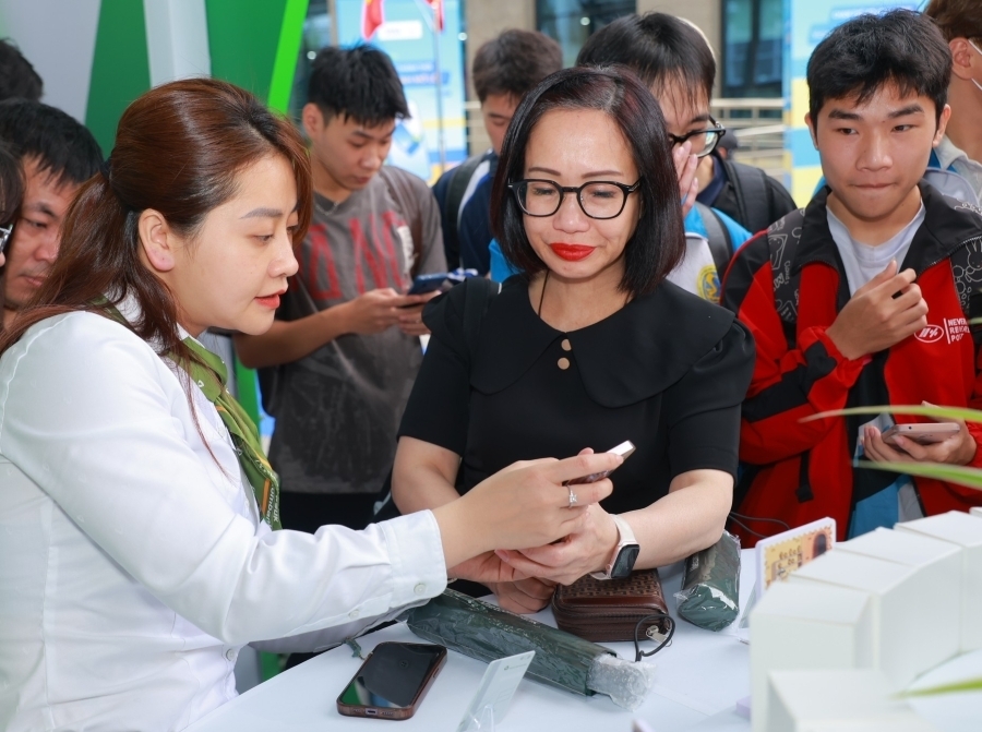 Ngân hàng không chỉ tại quầy, còn ở từng bước di chuyển