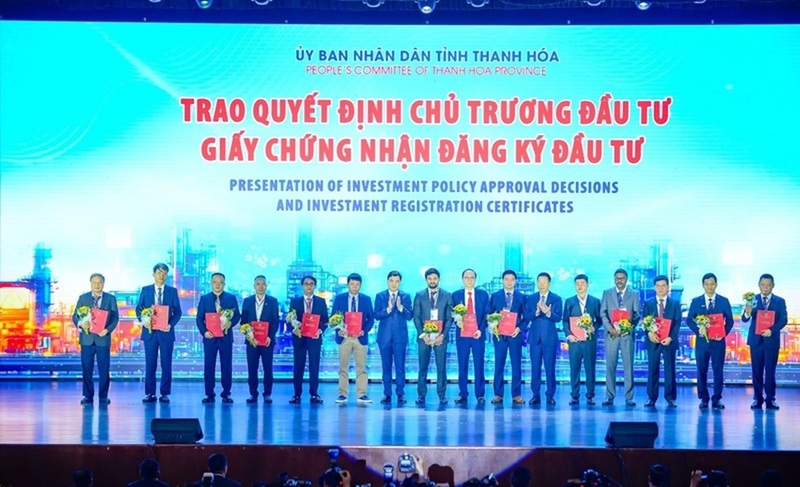 Chủ tịch UBND tỉnh Thanh Hóa Nguyễn Hoài Anh trao Quyết định chủ trương đầu tư, Giấy chứng nhận đăng ký đầu tư cho các doanh nghiệp vào ngày 29/3/2026 tại Hội nghị xúc tiến đầu tư tỉnh Thanh Hóa năm 2026. Ảnh: Hoàng Đông