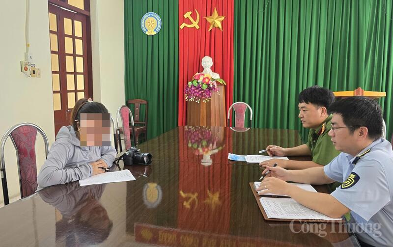 Đội QLTT số 2 phối hợp với Công an phường Sầm Sơn xử lý người phụ nữ ép buộc khách du lịch chụp ảnh tại bãi biển. Ảnh: Ngô Nhung