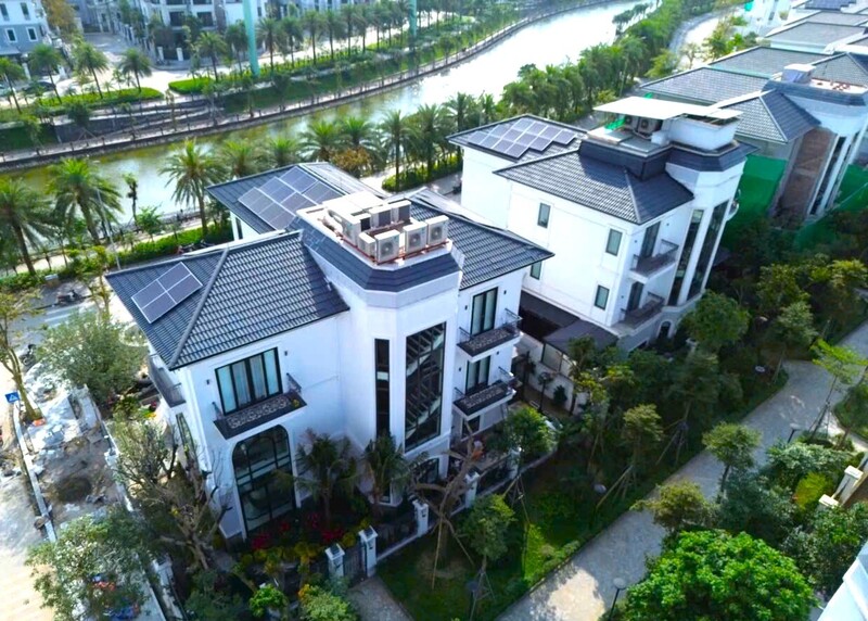 Giữa nóng nắng gay gắt, những tấm pin mặt trời lấp lánh trên mái nhà, mở ra nguồn năng lượng sạch, giúp người dân chủ động nguồn điện.