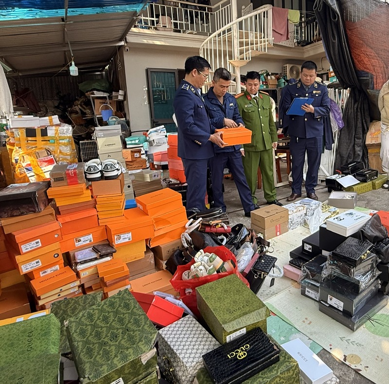 Đội Quản lý thị trường số 1 (Chi cục Quản lý thị trường tỉnh Tuyên Quang) kiểm tra một cơ sở kinh doanh sản phẩm giày dép, quần áo tại phường Minh Xuân (tỉnh Tuyên Quang). Ảnh: Chi cục Quản lý thị trường tỉnh Tuyên Quang
