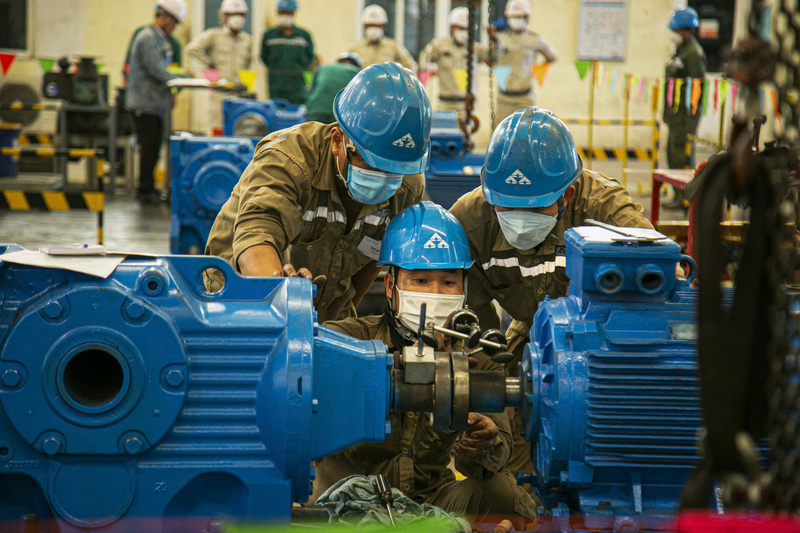 Phát triển các khu kinh tế, khu công nghiệp giúp Quảng Ngãi tạo hàng chục nghìn việc làm, thúc đẩy chuyển dịch lao động, nâng thu nhập và giữ chân người lao động tại quê nhà. Ảnh: Nguyễn Dương