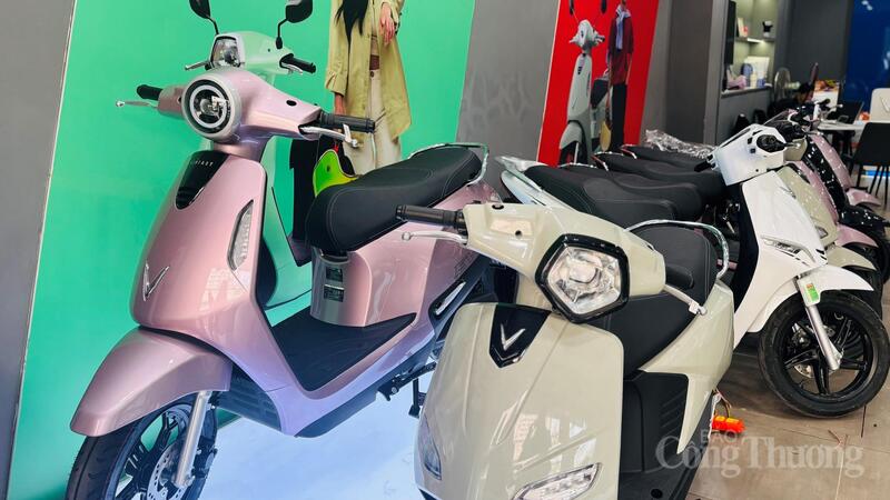 Dòng xe VinFast Evo (bên trái) đang được ưa chuộng với số lượng bán ra lên tới 52.000 chiếc trong tháng 3/2026, và Vero X (bên phải) thuộc dòng xe cá tính với chi phí hơn 30 triệu.