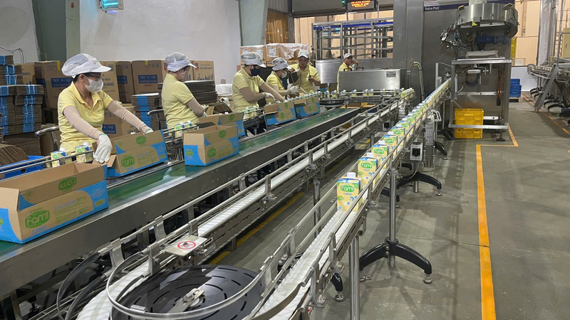 Với chế đãi ngộ đang dần được nâng cao giúp cho công nhân có nguồn thu nhập ổn định để gắn bó với quê hương. Ảnh: Nguyễn Dương